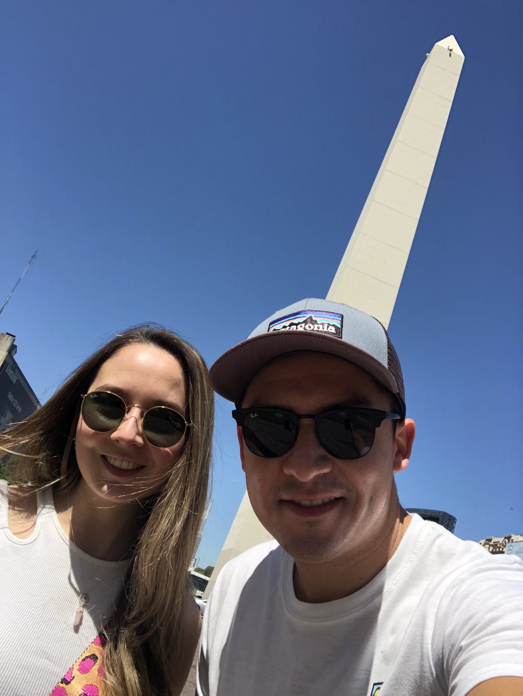 Cata y Daniel en el Obelisco de Buenos Aires