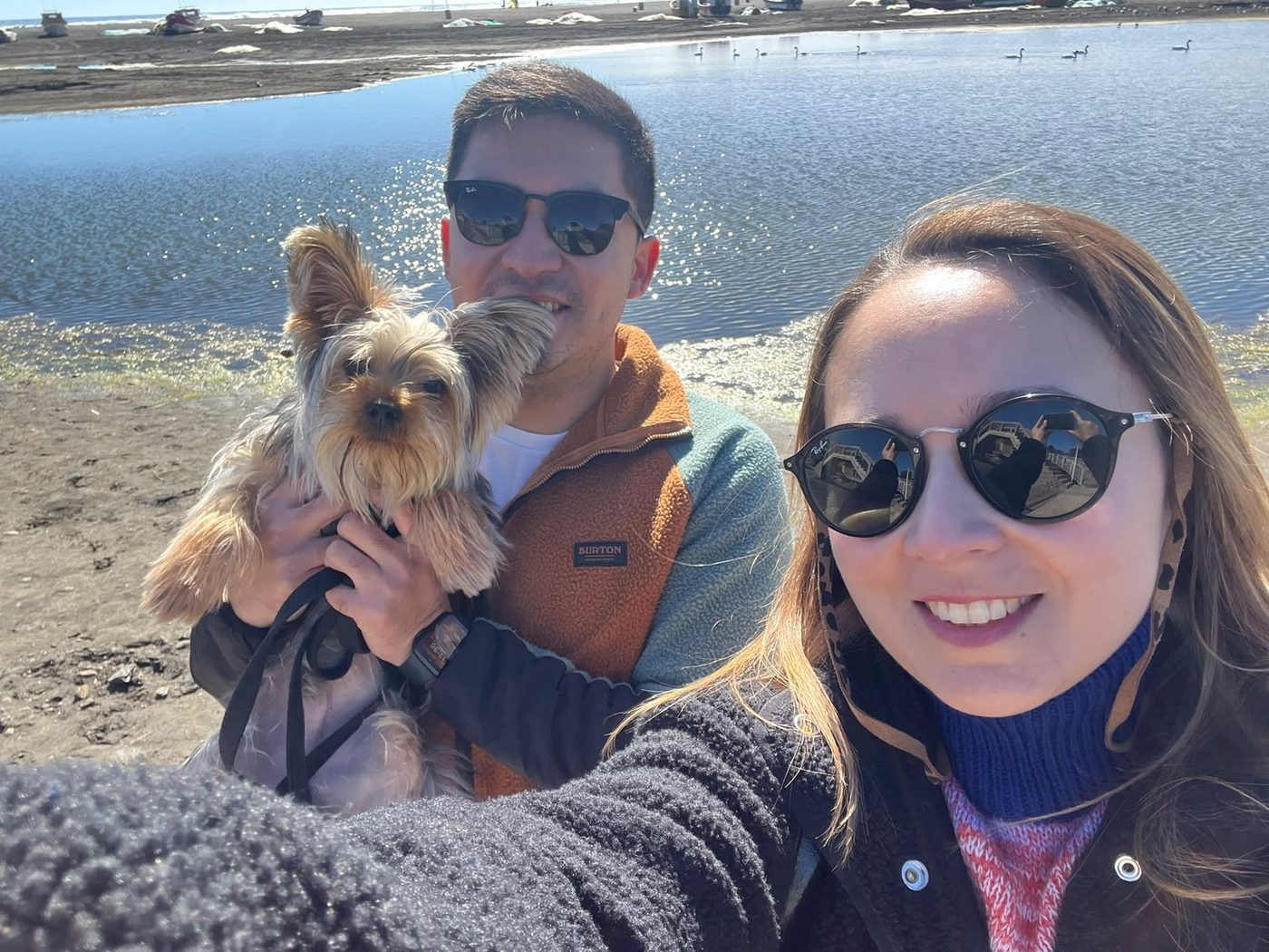 Cata, Daniel y nuestro perrito junto a un lago