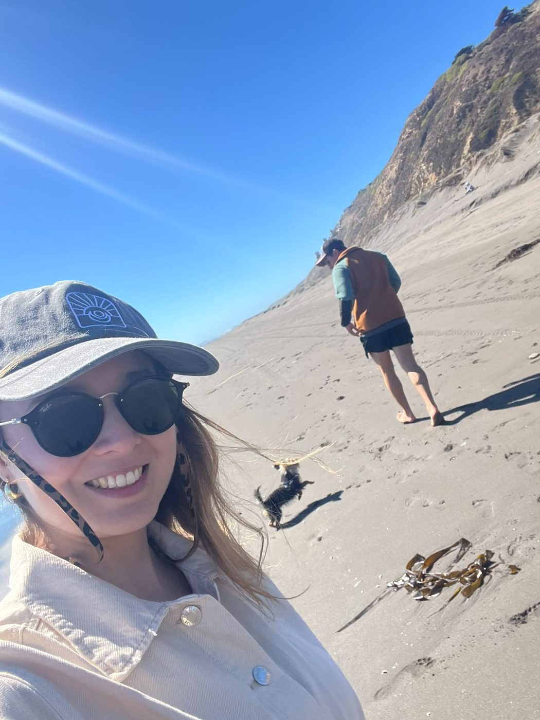 Cata, Daniel y nuestro perrito en la playa