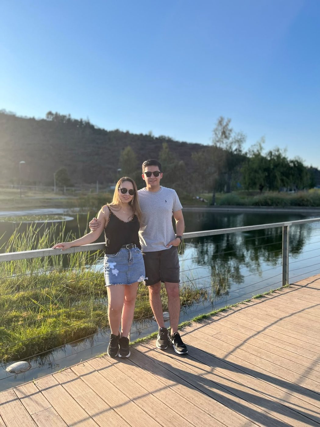 Cata y Daniel junto a un lago