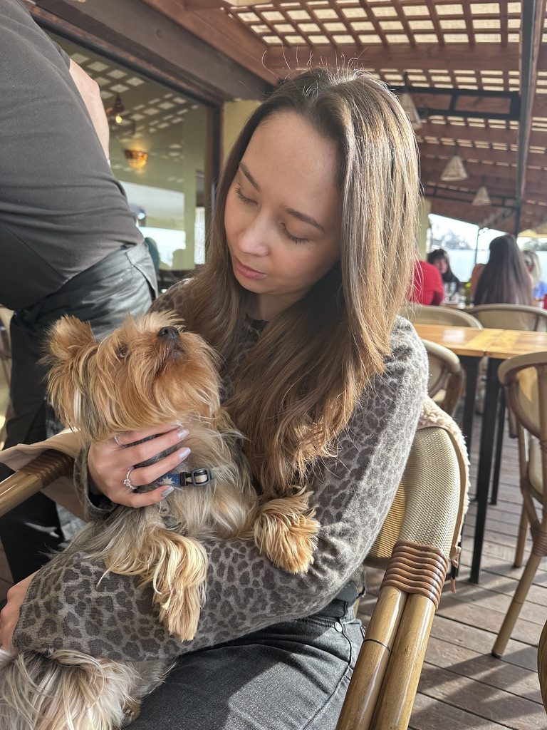 Cata y nuestro perrito en la terraza