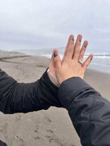 Tomados de la mano en la playa